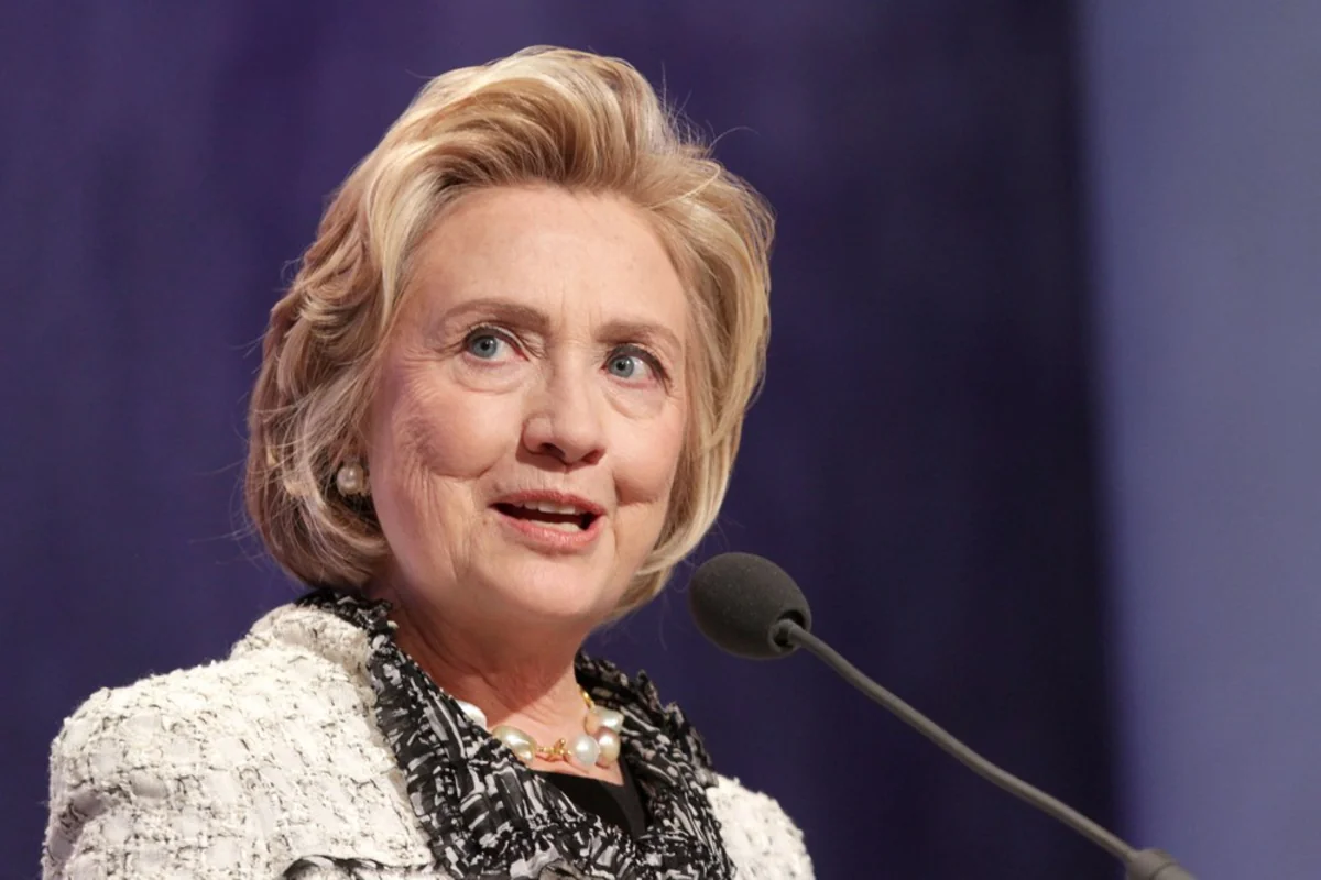 Clintons earned USD 10.75 million in 2015, paid 34.2% federal tax rate
