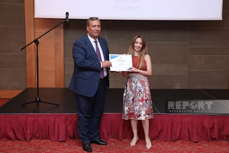 Dövlət Komitəsi Reportun əməkdaşını mükafatlandırıb