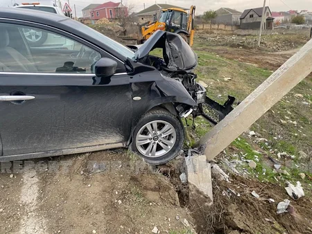 В Баку автомобиль врезался в столб