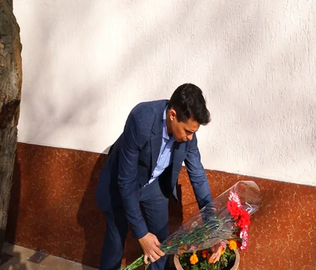 ​Daşkənddə azərbaycanlı rəssam Yusif Hüseynovun yaşadığı evin qarşısında barelyefinin açılışı olub