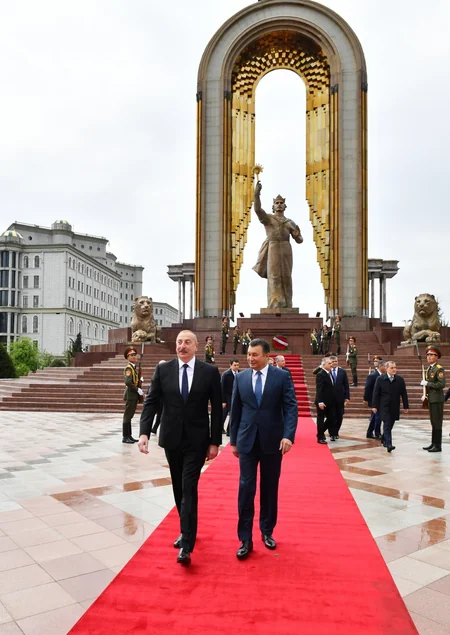 President Ilham Aliyev visits statue of Ismoil Somoni in Dushanbe