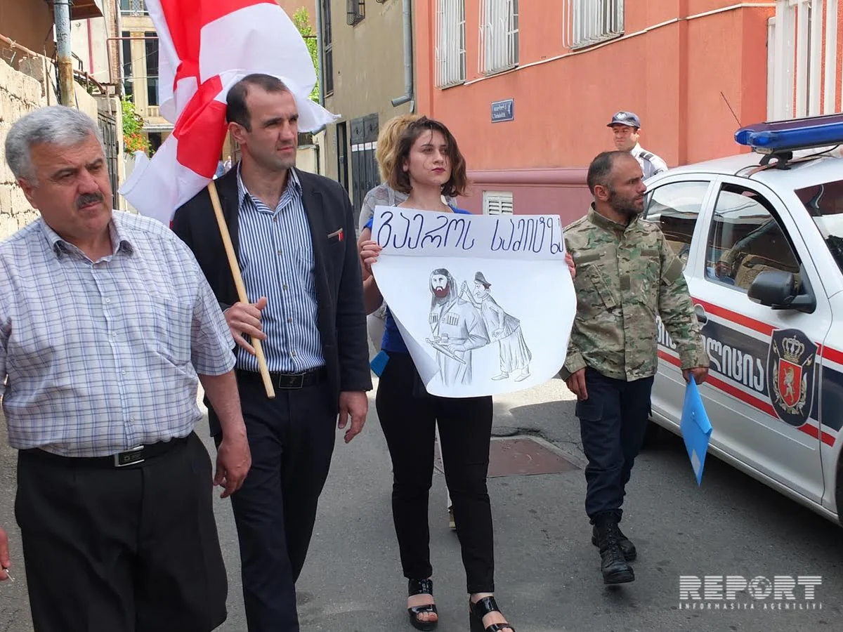 Вынужденные переселенцы из Абхазии провели акцию протеста у посольства Армении в Грузии