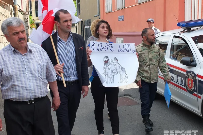 Вынужденные переселенцы из Абхазии провели акцию протеста у посольства Армении в Грузии