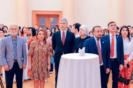 Gənc rəssamların Onun yarısı adlı qrup sərgisi keçirilib