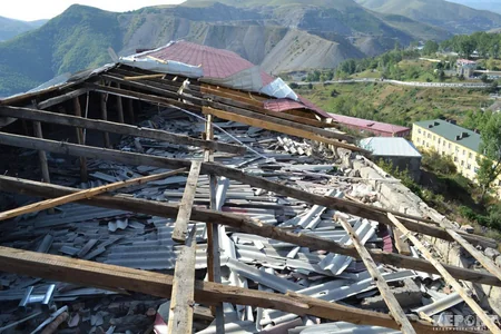 Daşkəsəndə güclü külək evlərin və inzibati binaların dam örtüklərini dağıdıb - FOTO