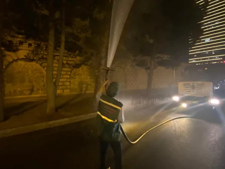 Bakıda ağaclar suvarılır və yuyulur