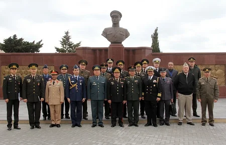 Nazirlik xarici attaşeləri Hərbi Liseyə apardı