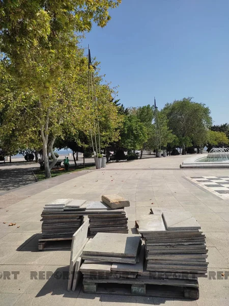 Bakı bulvarında daş üzlüklər yararsız vəziyyətə düşüb