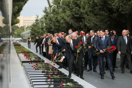 Energetiklər Fəxri Xiyabanı və Şəhidlər Xiyabanını ziyarət ediblər