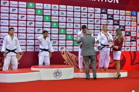 Rövnəq Abdullayev cüdoçumuz Rüstəm Orucovu təltif edib - FOTO