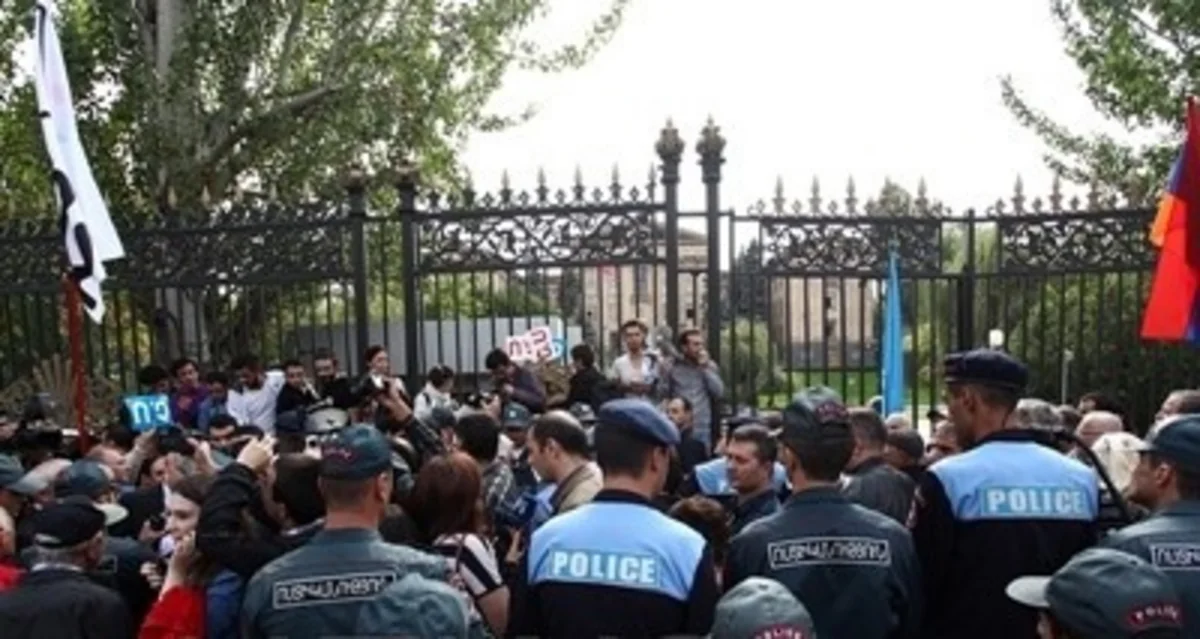 В ходе акции протеста у парламента Армении задержаны более 20 человек