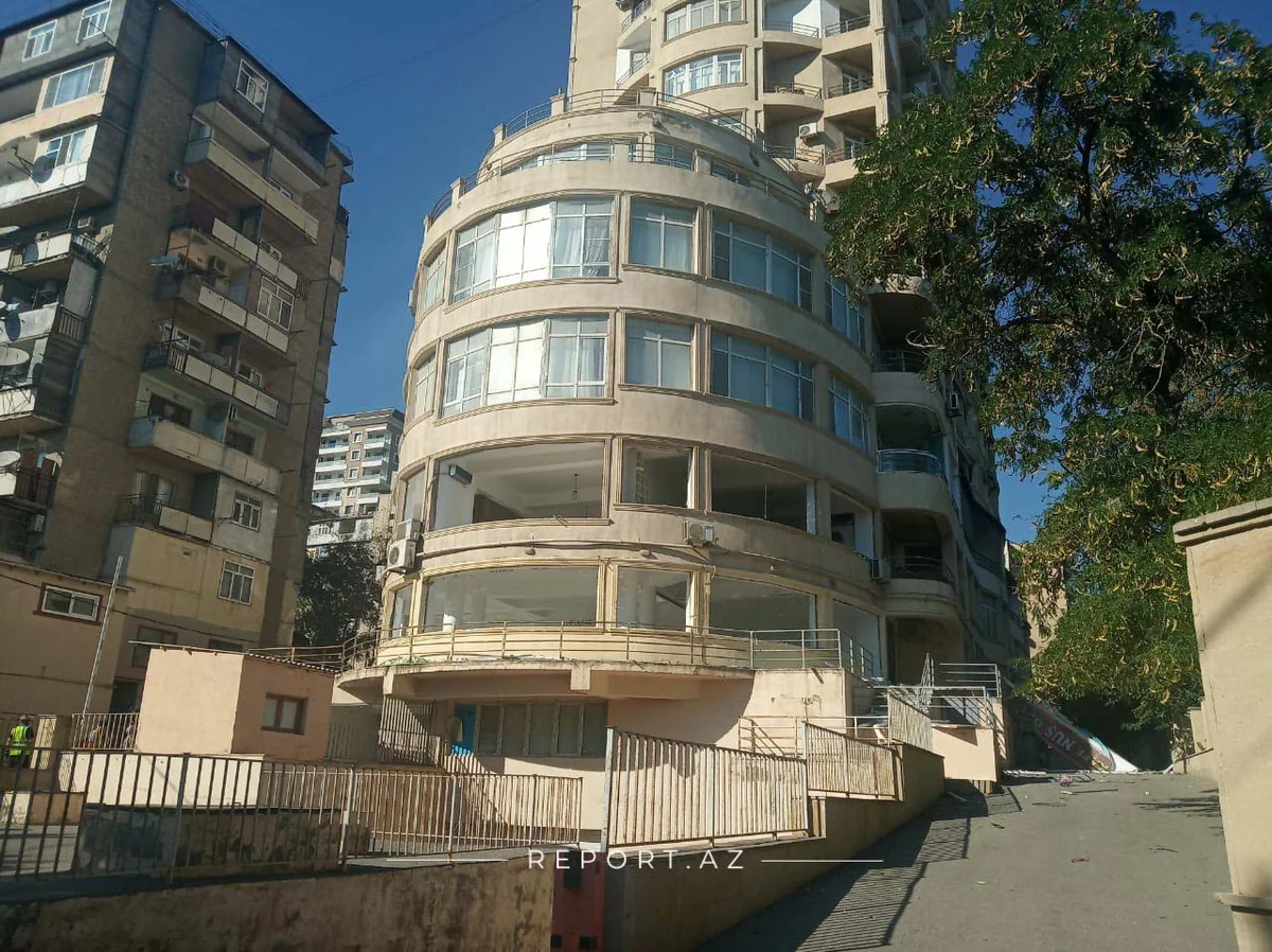 Ramiz Mehdiyev və Əli Həsənovun Qurban Məmmədova bağışladığı bina sökülür