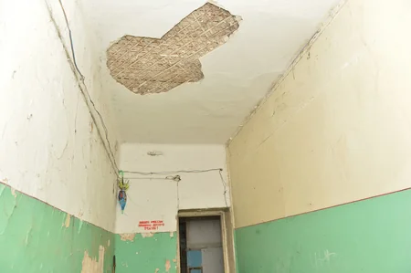 Suraxanıda qəzalı binalarda məskunlaşmış məcburi köçkünlərlə görüş keçirilib