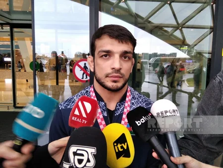Avropa çempionatında 6 medal qazanan yunan-Roma güləşçiləri Vətənə qayıdıblar