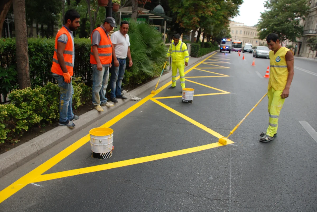 Bakıda avtobus dayanacaqlarında xüsusi xətlər çəkilir