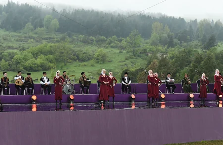 İlham Əliyev və Mehriban Əliyeva Şuşada Beynəlxalq Folklor Festivalının açılışında iştirak ediblər - YENİLƏNİB
