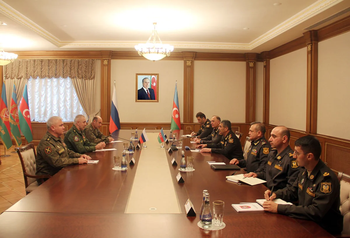 Azerbaijani defense minister meets commander of Russian peacekeeping forces