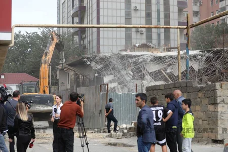 Bakıda tikilməkdə olan çoxmərtəbəli bina qanunsuz olduğuna görə sökülür - YENİLƏNİB