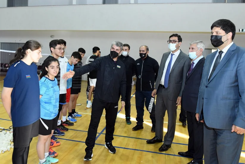 Fərid Qayıbov qılıncoynadan və badmintonçularla görüşüb