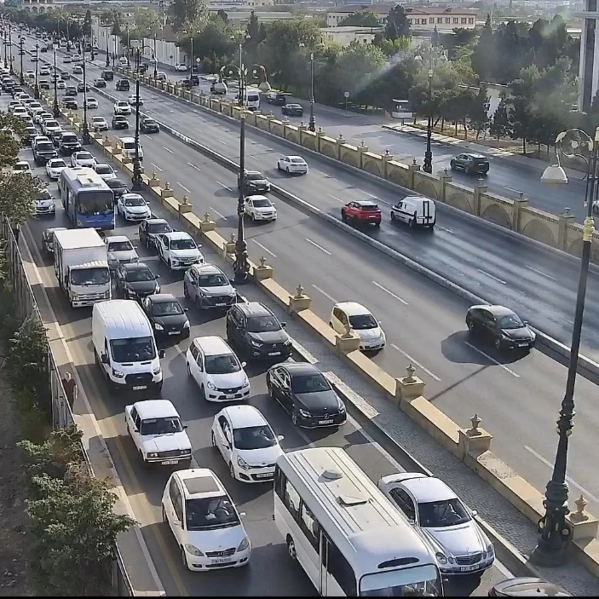 Bakının bir sıra yollarında nəqliyyatın hərəkətində sıxlıq müşahidə olunur