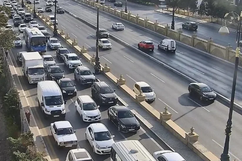 Bakının bir sıra yollarında nəqliyyatın hərəkətində sıxlıq müşahidə olunur