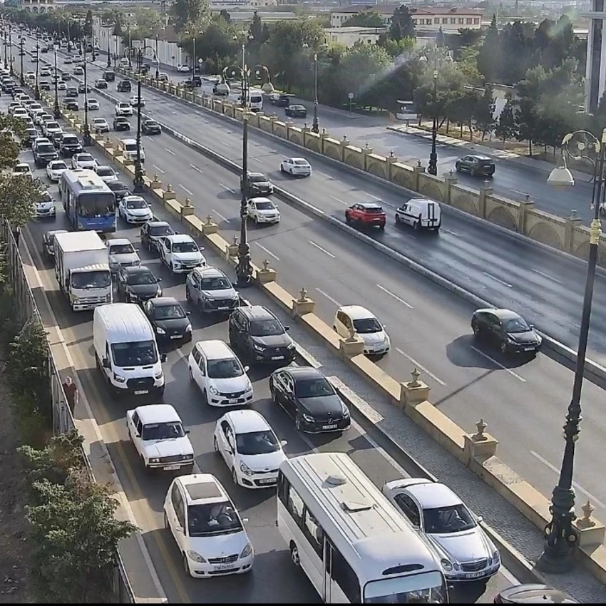 Bakının bir sıra yollarında nəqliyyatın hərəkətində sıxlıq müşahidə olunur