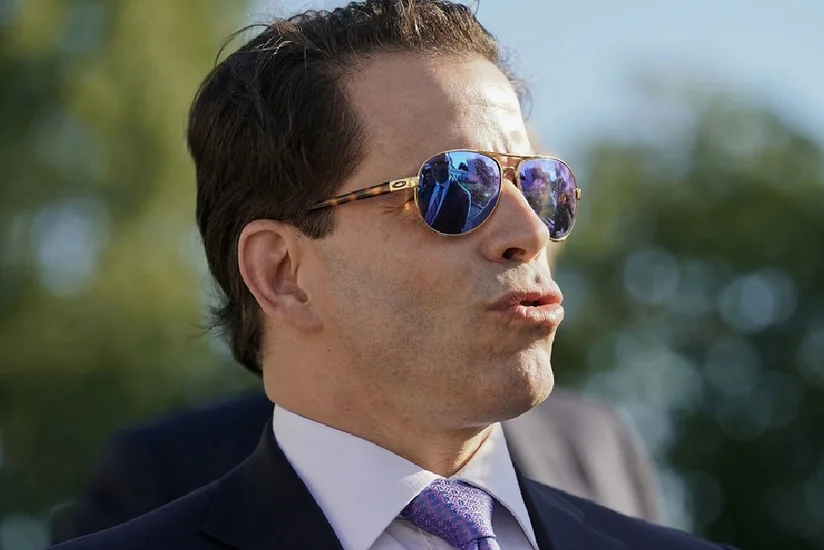 Tramp təyin etdikdən 10 gün sonra Skaramuççini istefaya göndərib