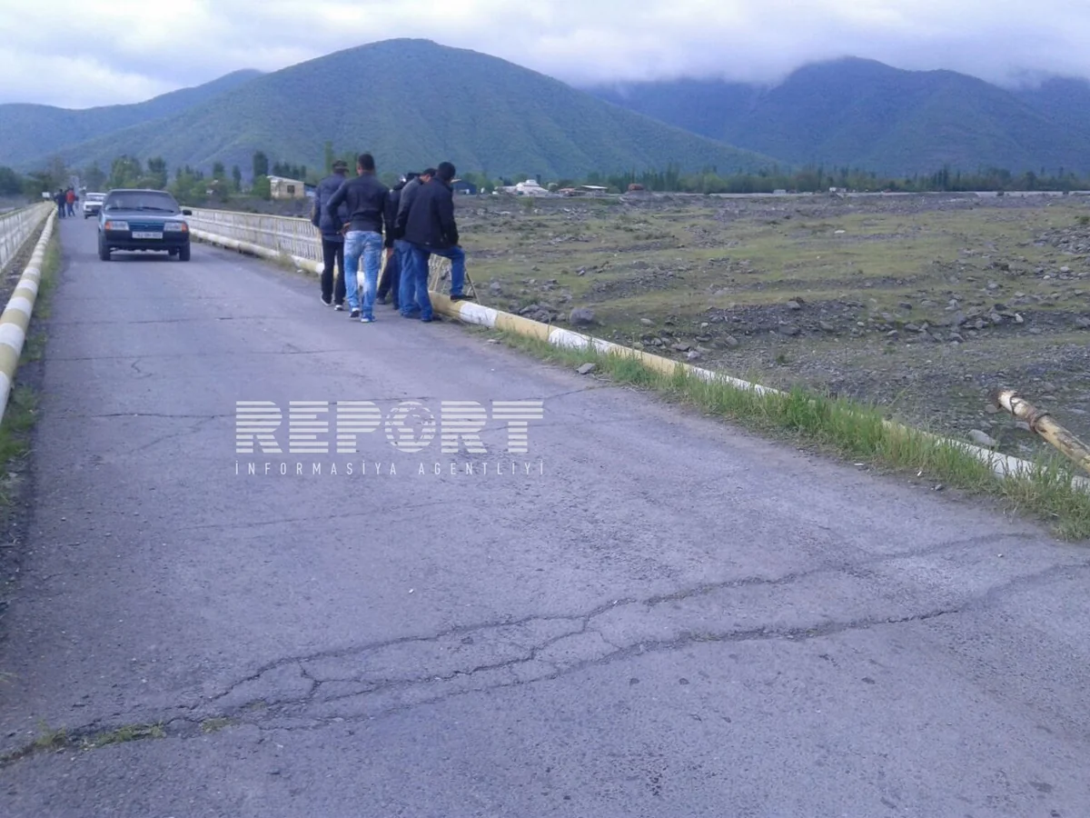 ​Azərbaycanda icra hakimiyyətinin avtomobili körpüdən düşüb: 2 ölü, 3 yaralı - YENİLƏNİB