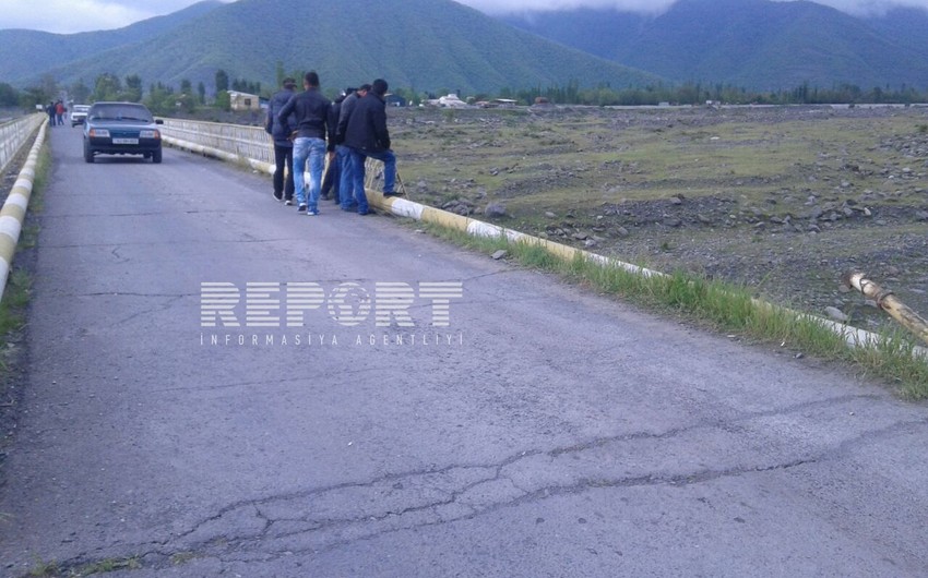 ​Azərbaycanda icra hakimiyyətinin avtomobili körpüdən düşüb: 2 ölü, 3 yaralı - YENİLƏNİB