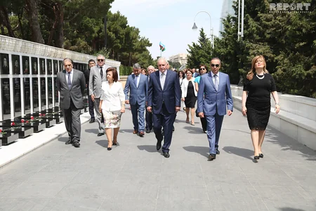 Səhiyyə işçiləri Fəxri xiyabanı və Şəhidlər xiyabanını ziyarət edib - FOTO