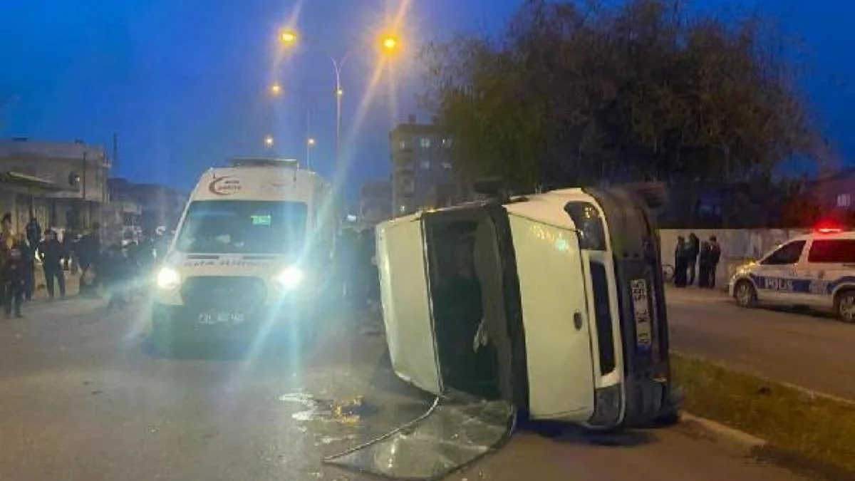 Adanada mikroavtobus avtomobillə toqquşub, 9 nəfər yaralanıb