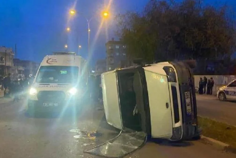 Adanada mikroavtobus avtomobillə toqquşub, 9 nəfər yaralanıb
