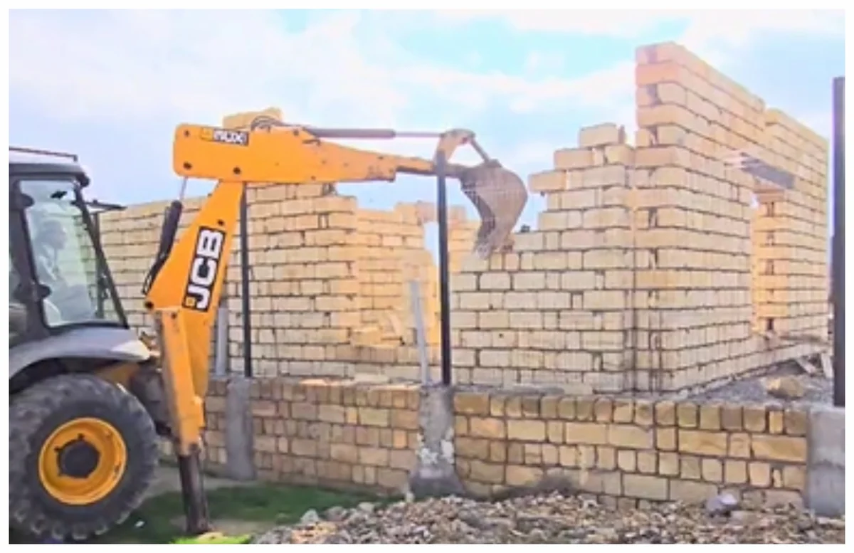 Saray qəsəbəsində qanunsuz tikili sökülüb