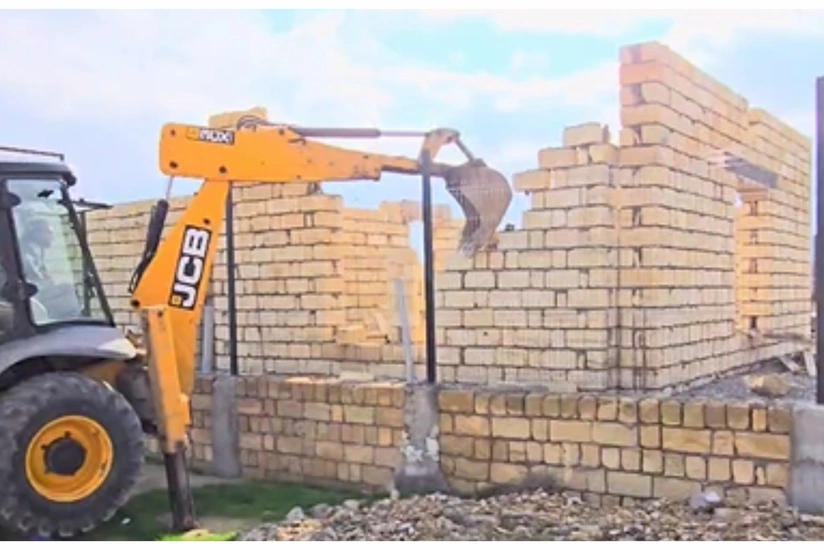 Saray qəsəbəsində qanunsuz tikili sökülüb