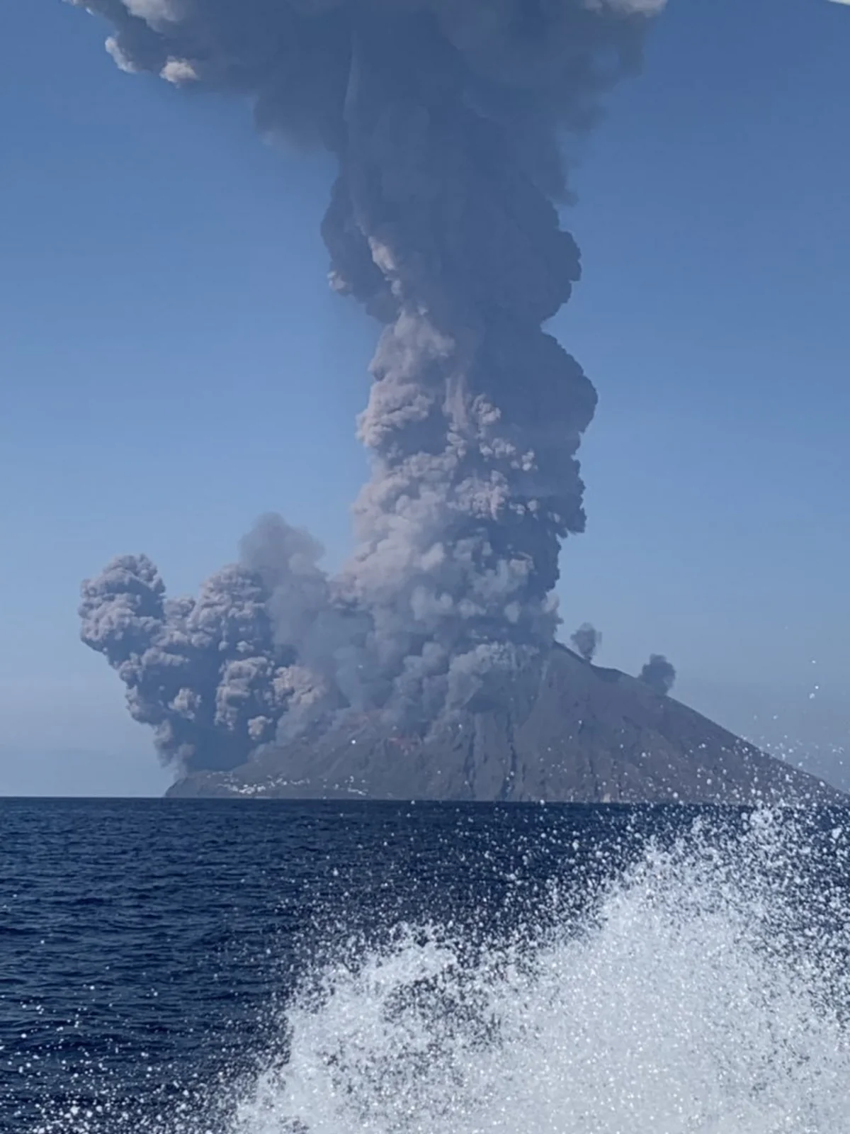 İtaliyada Stromboli adasında güclü vulkan püskürüb, ölən və xəsarət alan var