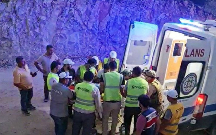 Türkiyədə meşə işçiləri yanğınları söndürərkən xəsarət alıblar