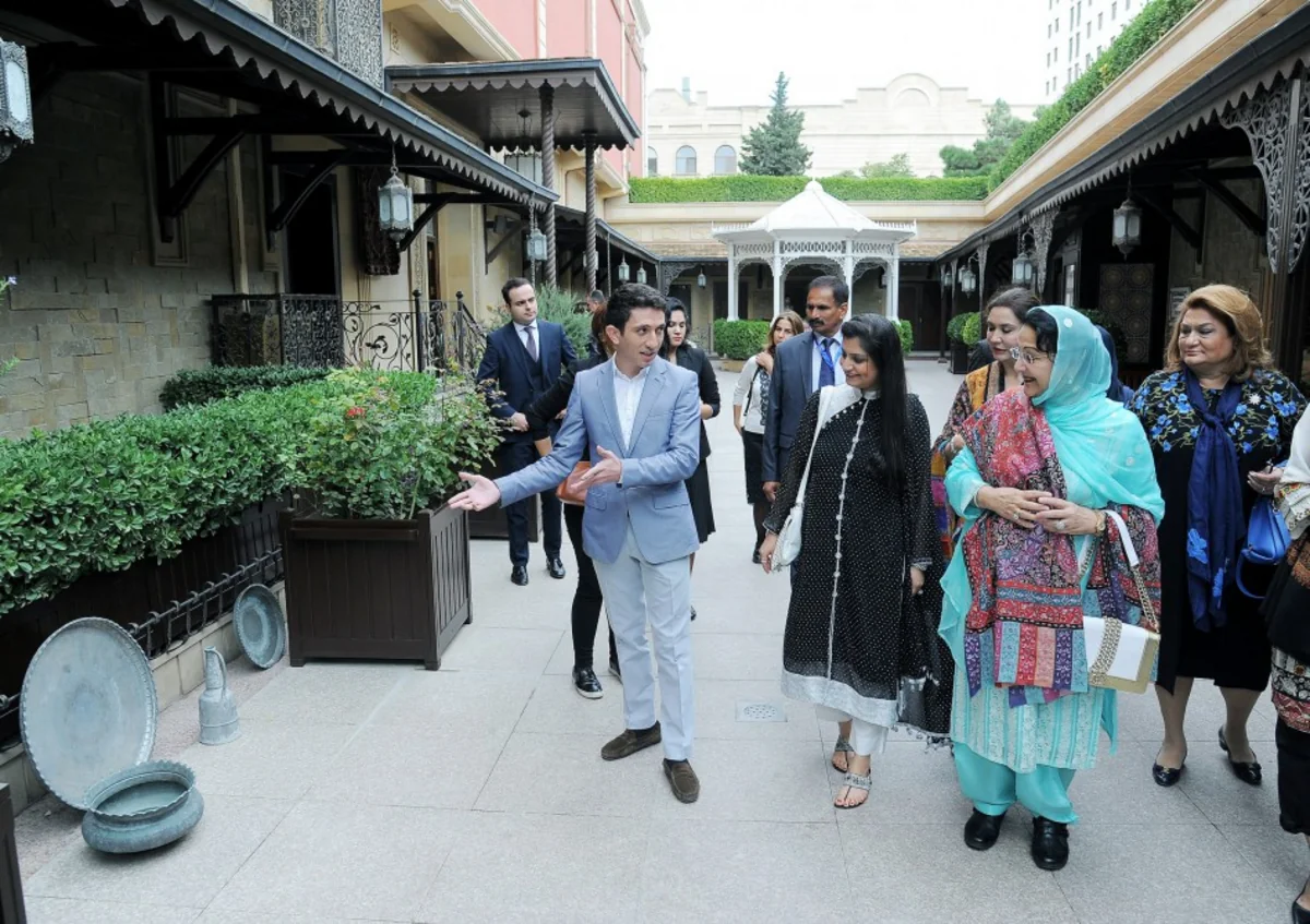 Pakistani PM’s spouse visits Azerilma LLC carpet gallery
