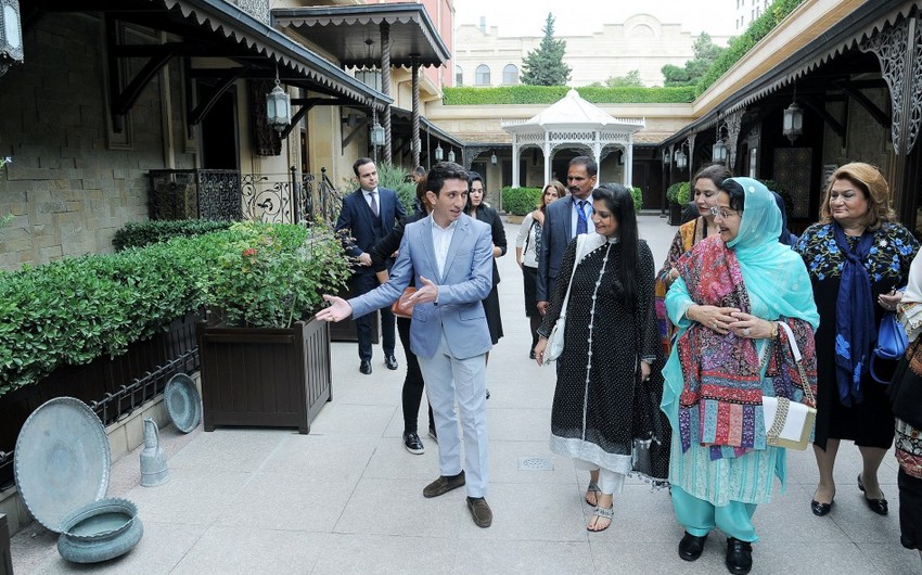 Pakistanın baş nazirinin xanımı “Sehrli ilmələr” qalereyasında olub