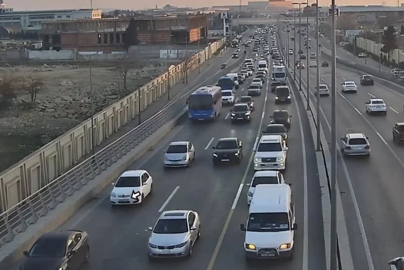 В Баку на некоторых улицах и проспектах затруднено движение транспорта
