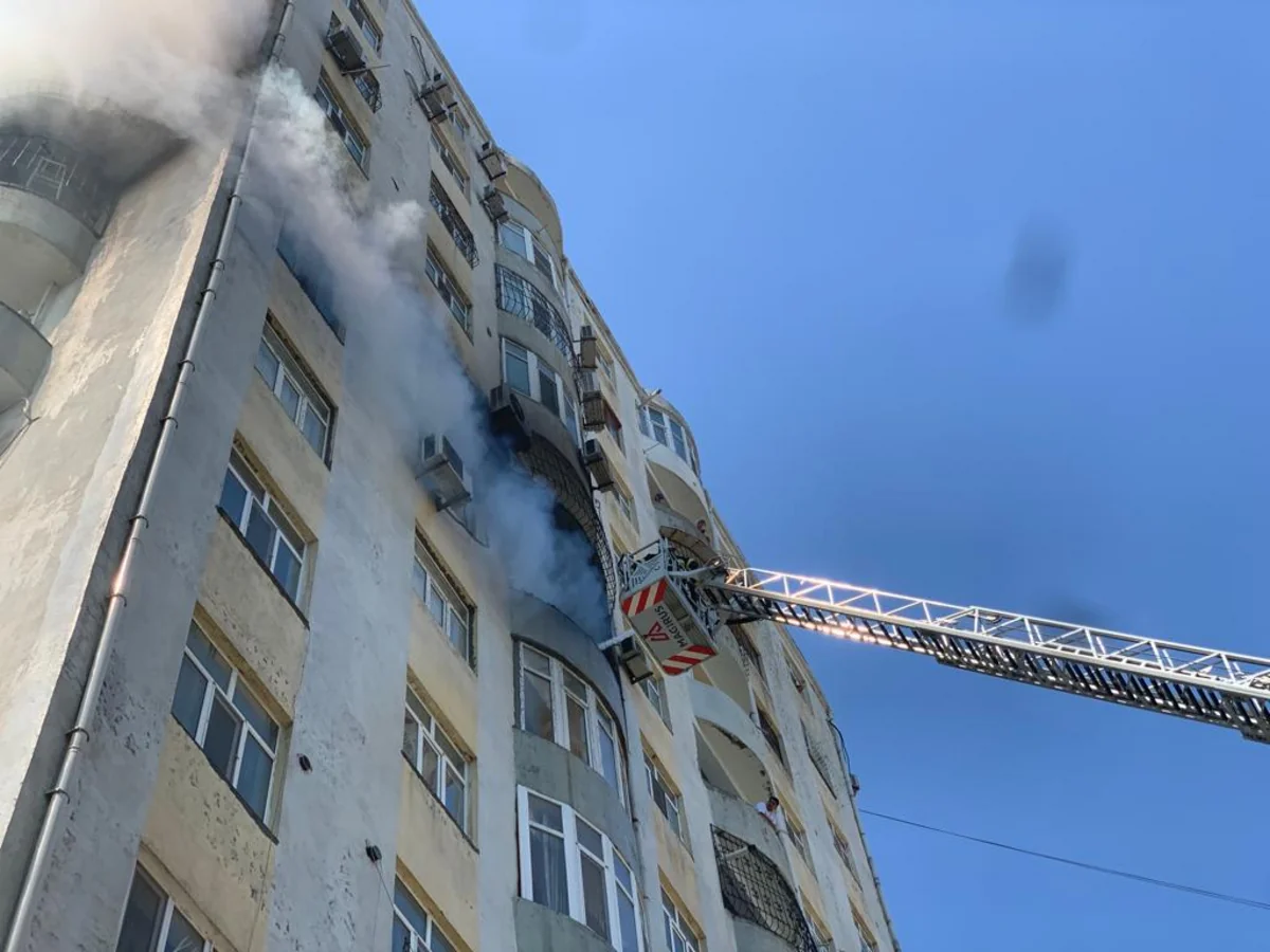 Пожар в жилом доме в Баку потушен