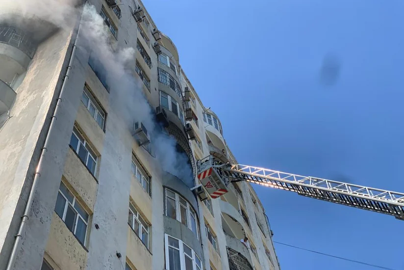 Пожар в жилом доме в Баку потушен