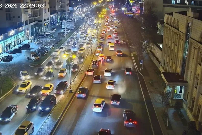 На ряде улиц Баку затруднено движение транспорта
