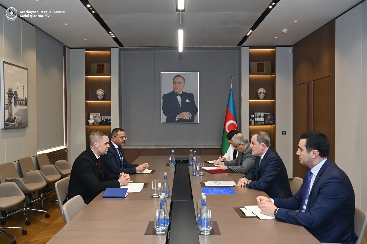 IOM Chief in Azerbaijan presents copy of his credentials to Jeyhun Bayramov