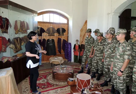 Hərbi qulluqçuların Şəkiyə gəzintisi təşkil edilib