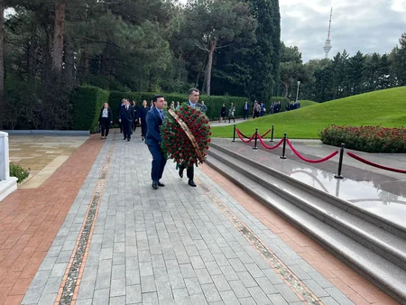Bakı Beynəlxalq Konfransının iştirakçıları Fəxri və Şəhidlər xiyabanlarını ziyarət ediblər