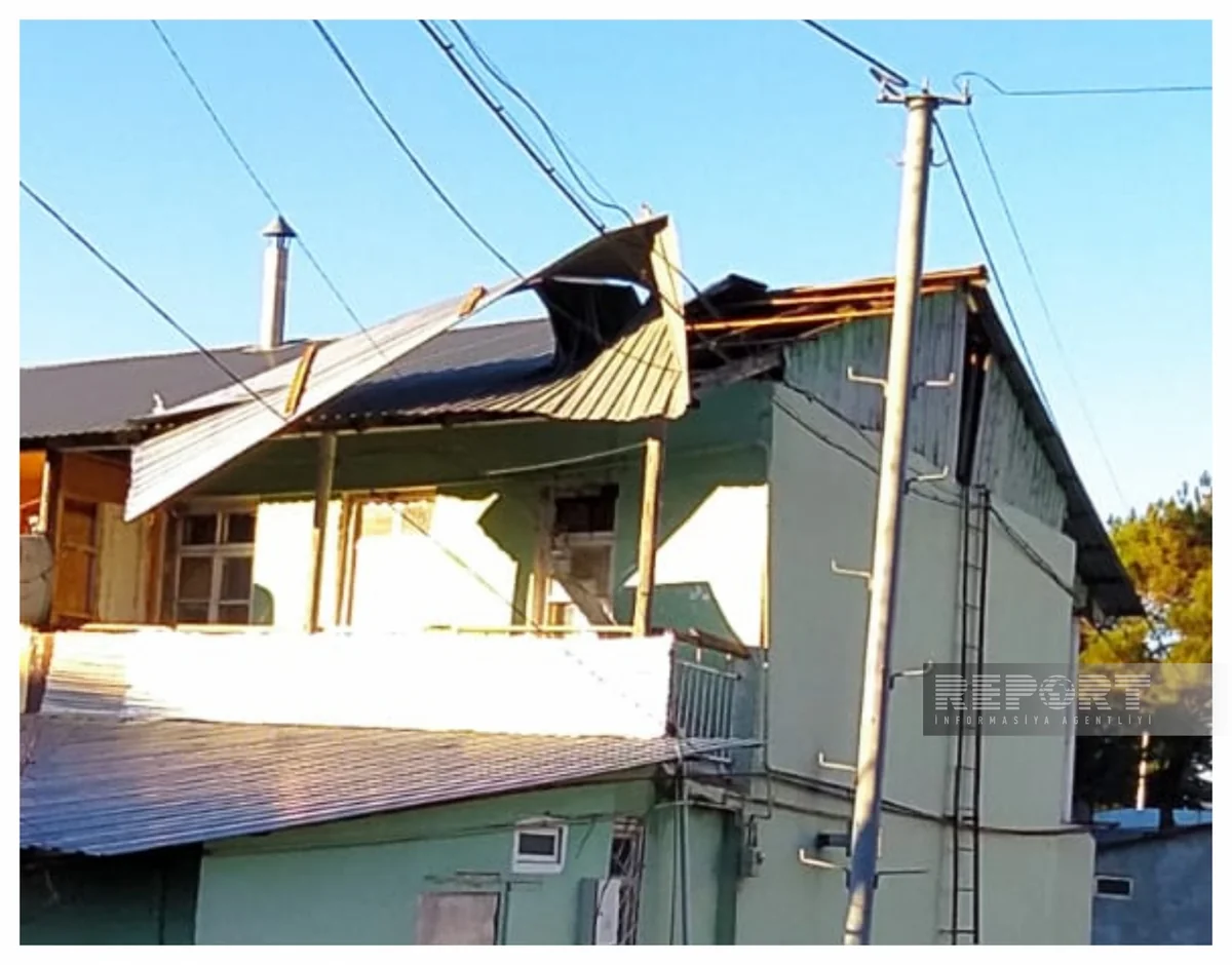 Güclü külək Oğuzda yaşayış binalarının və fərdi evlərin dam örtüyünü uçurub