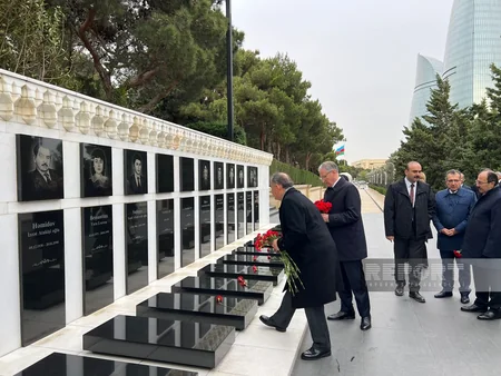 Türkiyəli nazir Fəxri və Şəhidlər xiyabanlarını ziyarət edib - YENİLƏNİB