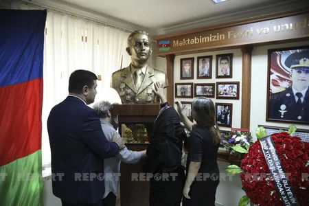 Yaralı halda döyüşü davam etdirmiş şəhidin büstünün açılışı olub