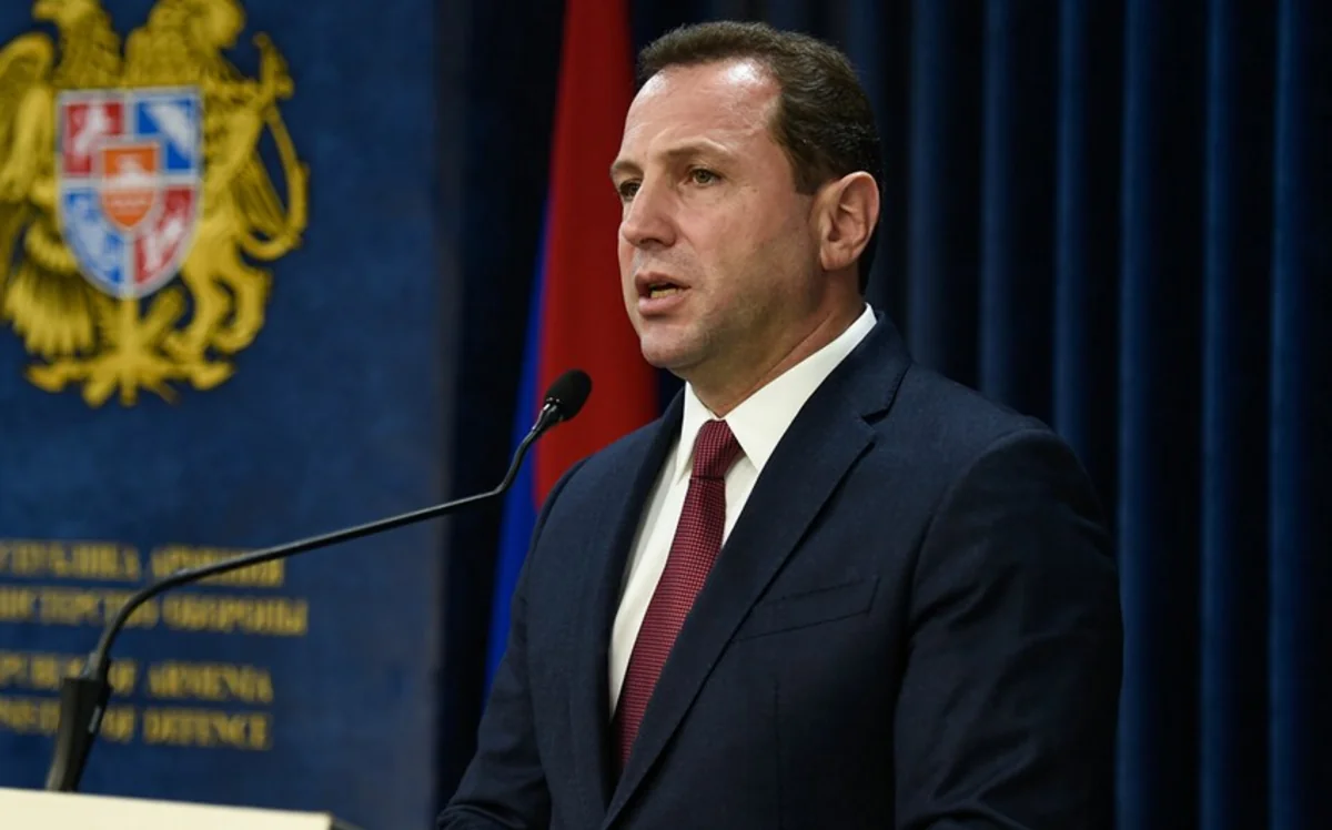 Məhkəmə Ermənistanın keçmiş müdafiə nazirini həbsdə saxlayıb