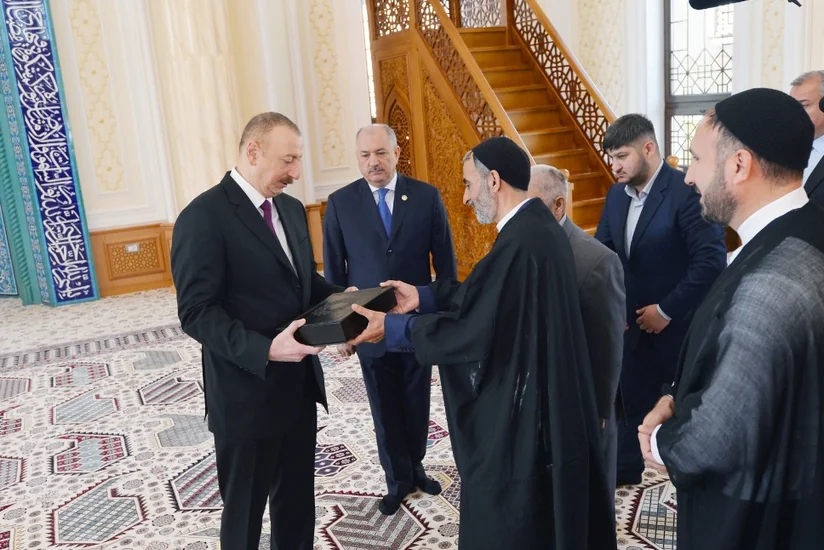 Hacı Cavad məscidinin yeni binasının açılışında Azərbaycan Prezidentinə Quran hədiyyə edilib